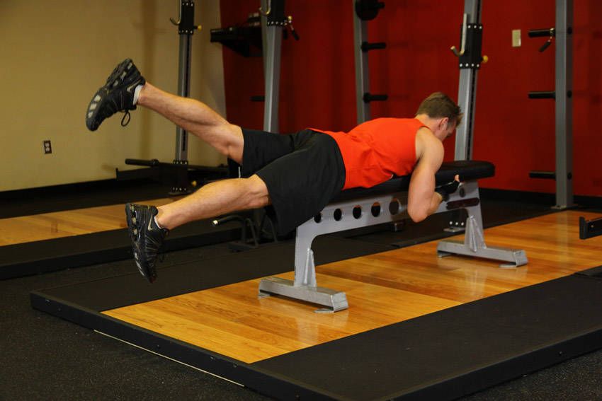 Flutter Kicks exercise demonstration, targeting the abs